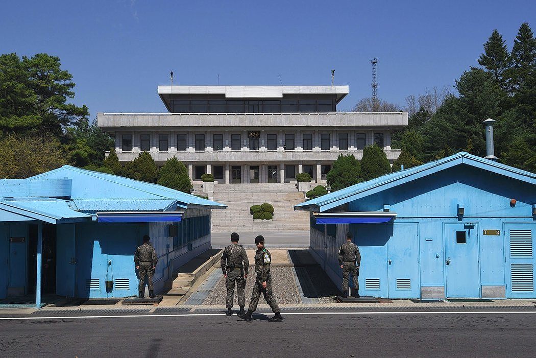 位于非军事区内的“停战村”板门店的韩国士兵。