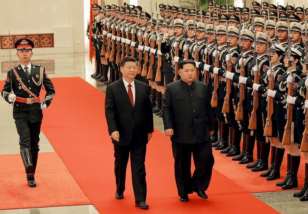 上月，中国国家主席习近平（左）和朝鲜领导人金正恩在北京。