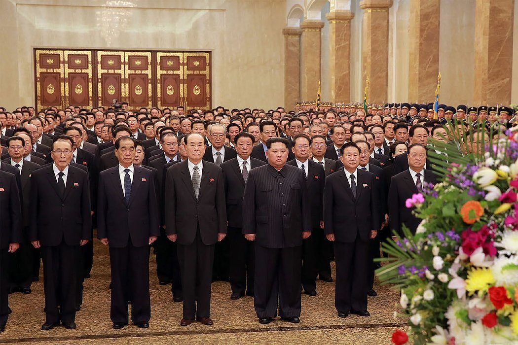 朝鲜国家通讯社发布的照片显示，周日，金正恩（中）与其他领导人庆祝朝鲜开国元勋金日成诞辰。