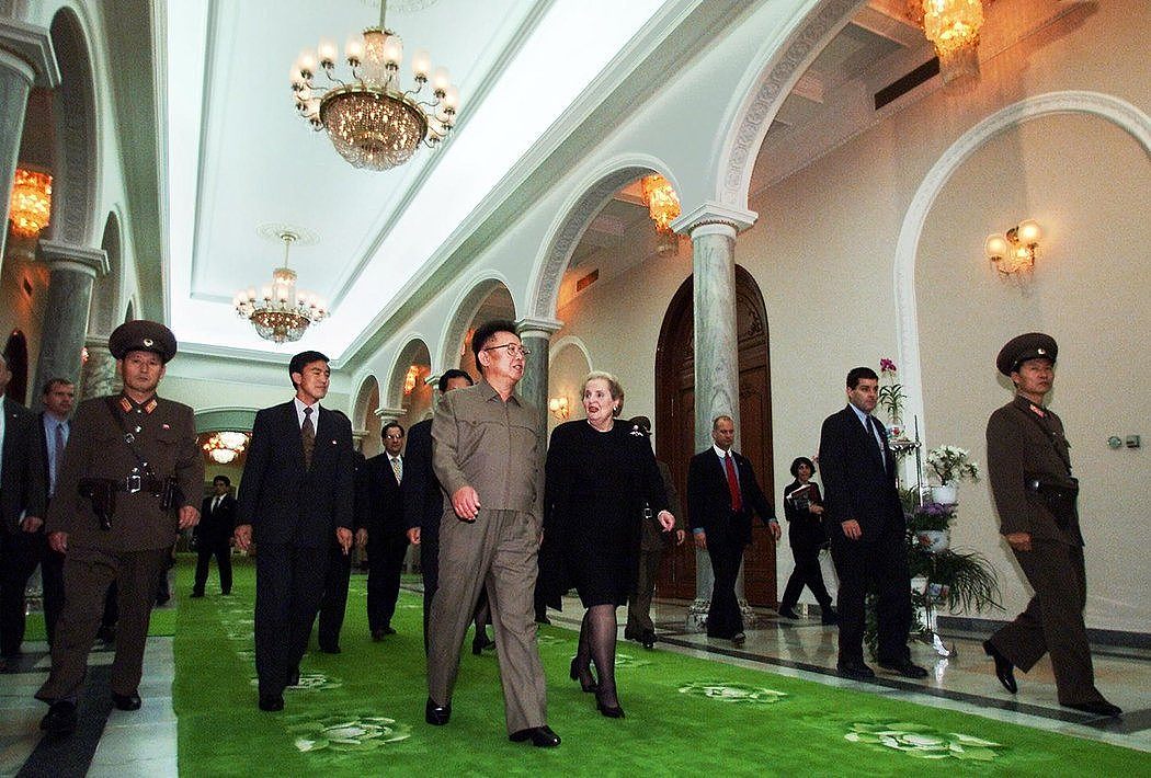 国务卿玛德琳·奥尔布赖特于2000年在平壤会见金正日。