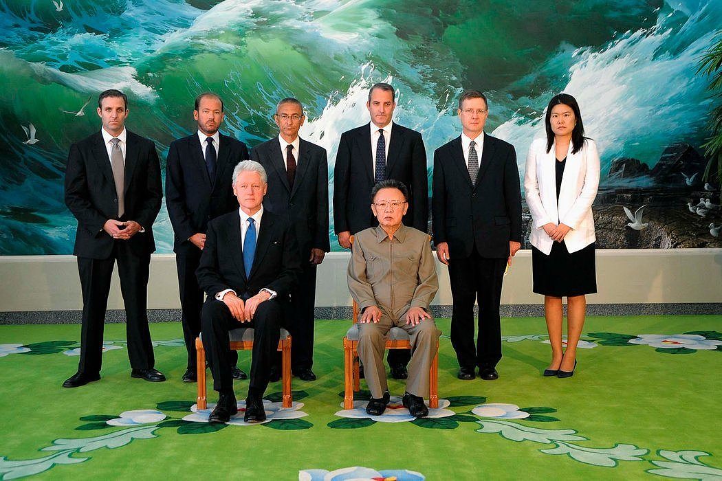 前总统比尔·克林顿于2009年会见金正日，谈判两名美国记者的释放事宜。