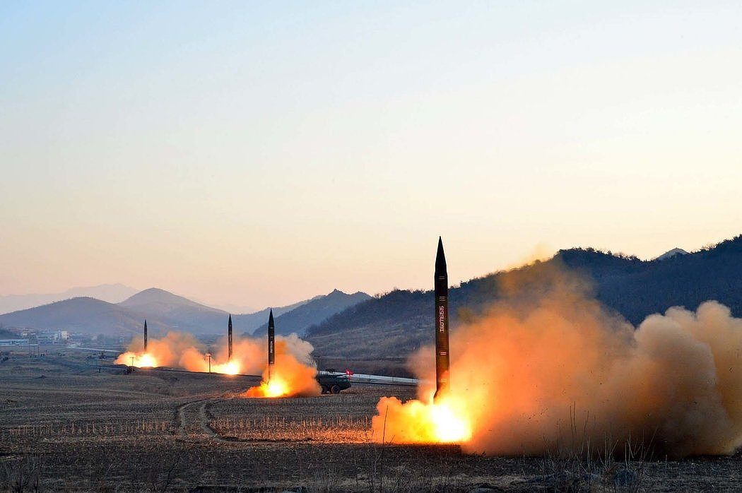 朝鲜国家通讯社于2017年3月发布的照片展示飞毛腿导弹发射。