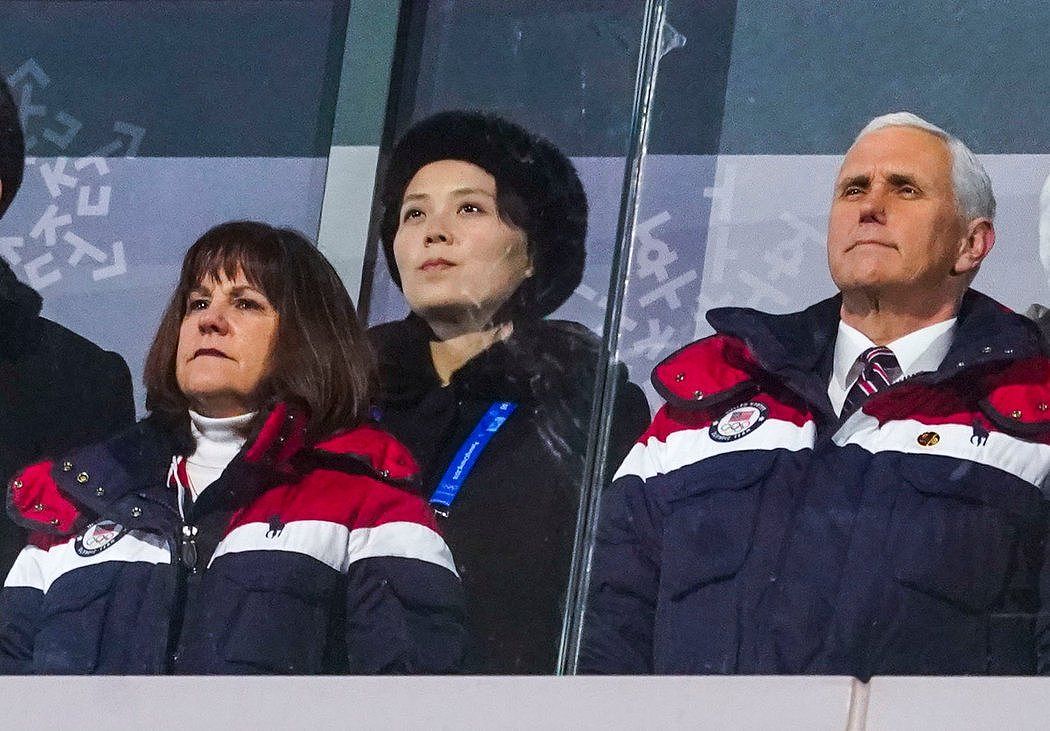 在今年2月的冬奥会开幕式上，金正恩的妹妹金与正（中）站在美国副总统迈克·彭斯和他的妻子凯伦·彭斯后面。