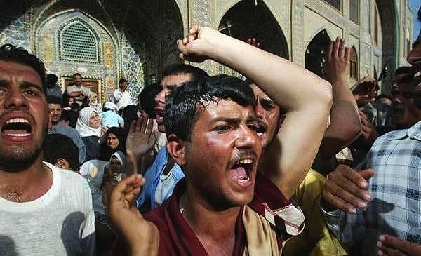 萨达姆受虐照片爆光，身插条旗，衣物被剥！伊拉克民众强烈不满！