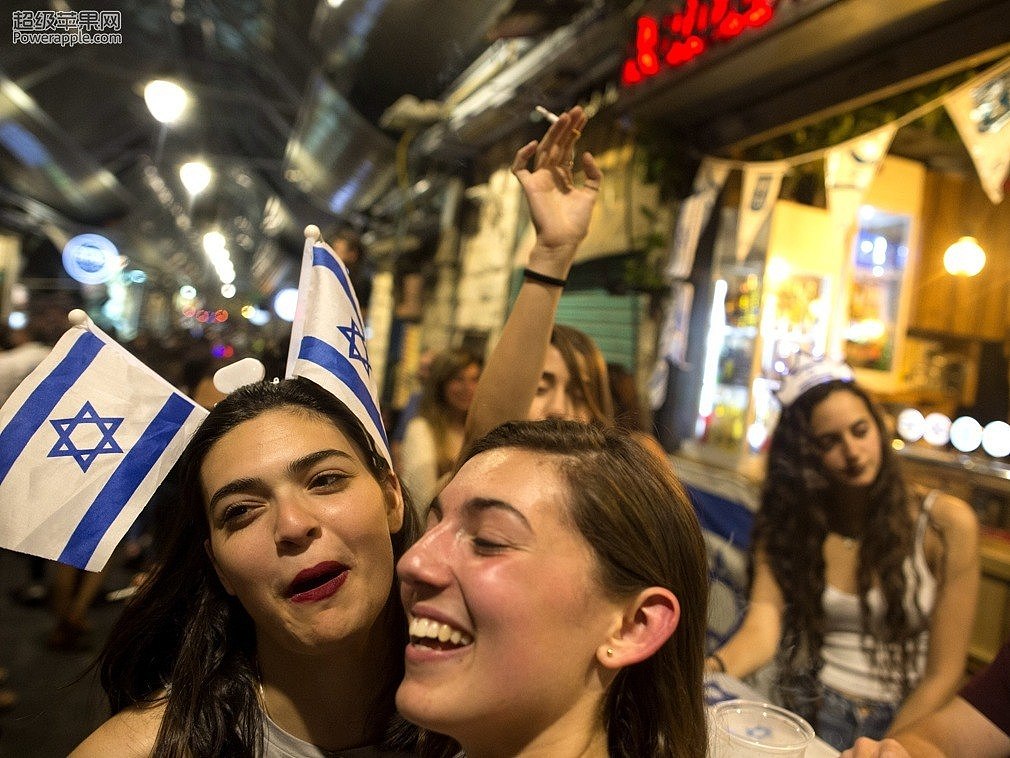 以色列最疯狂一天 青年男女街头狂欢画面辣眼睛 - 3