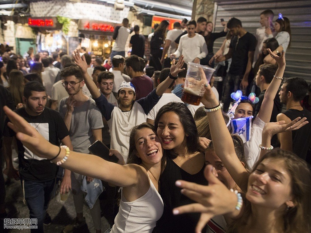 以色列最疯狂一天 青年男女街头狂欢画面辣眼睛 - 9