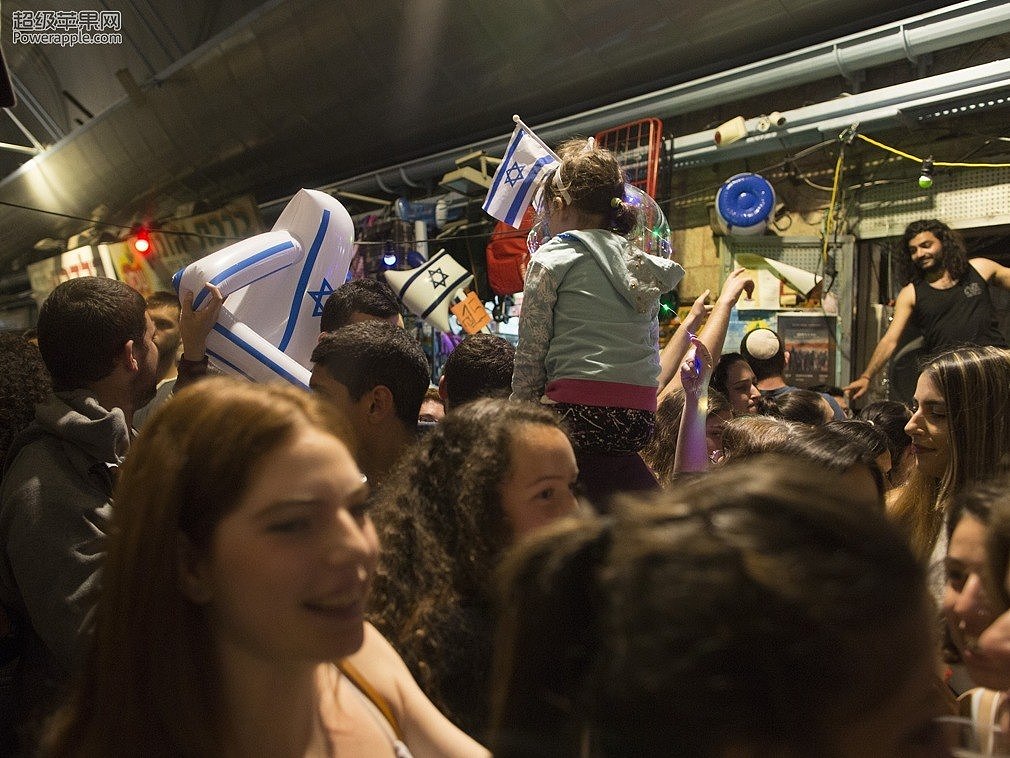 以色列最疯狂一天 青年男女街头狂欢画面辣眼睛 - 10
