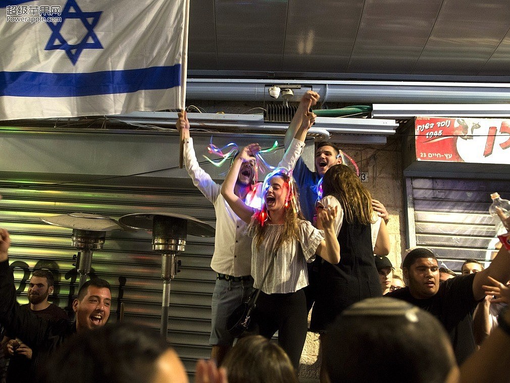 以色列最疯狂一天 青年男女街头狂欢画面辣眼睛 - 12