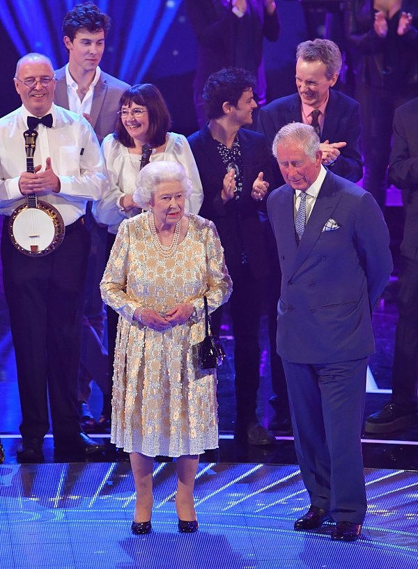 英女王办92岁生日趴，70岁查尔斯发嗲喊“妈咪”，女王听了直翻白眼 - 3