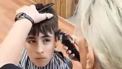 耗费2年，只为给男孩理个发！澳洲这家理发店周日不接客，客人仍旧蜂拥而至…（视频） - 2