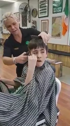 耗费2年，只为给男孩理个发！澳洲这家理发店周日不接客，客人仍旧蜂拥而至…（视频） - 17