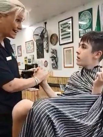 耗费2年，只为给男孩理个发！澳洲这家理发店周日不接客，客人仍旧蜂拥而至…（视频） - 18