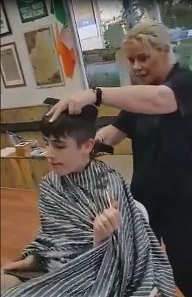 耗费2年，只为给男孩理个发！澳洲这家理发店周日不接客，客人仍旧蜂拥而至…（视频） - 22