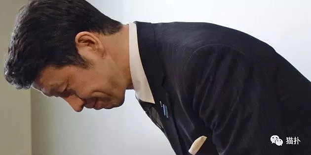 日本省长被援交女大学生“仙人跳”，发布会上哭诉：没人会爱我这种男人 - 2