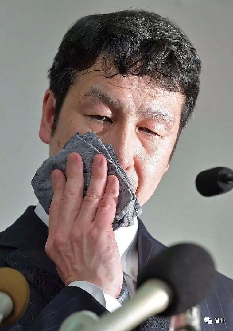 日本省长被援交女大学生“仙人跳”，发布会上哭诉：没人会爱我这种男人 - 14