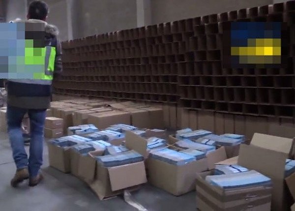 震惊！西班牙警方查获8吨假奶粉，大多原计划运往中国！（组图） - 1