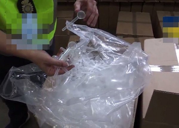 震惊！西班牙警方查获8吨假奶粉，大多原计划运往中国！（组图） - 4