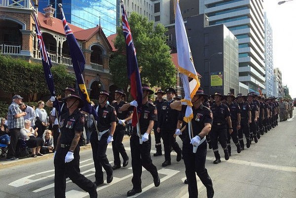 历史不会忘记他们！中国抗战老兵后人在澳参加军团日游行活动  - 1