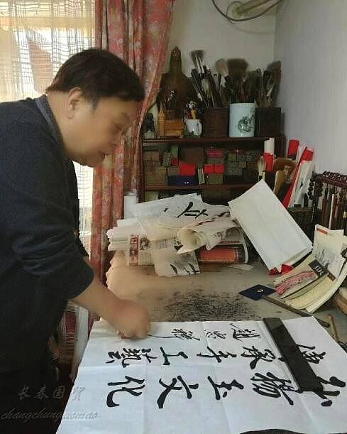 76岁赵忠祥网上卖书法字画，每幅能卖到这个价钱（图） - 3