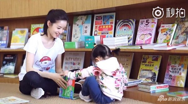 辣妈章泽天首次携女儿出镜，母女一同看书互动有爱（组图） - 9