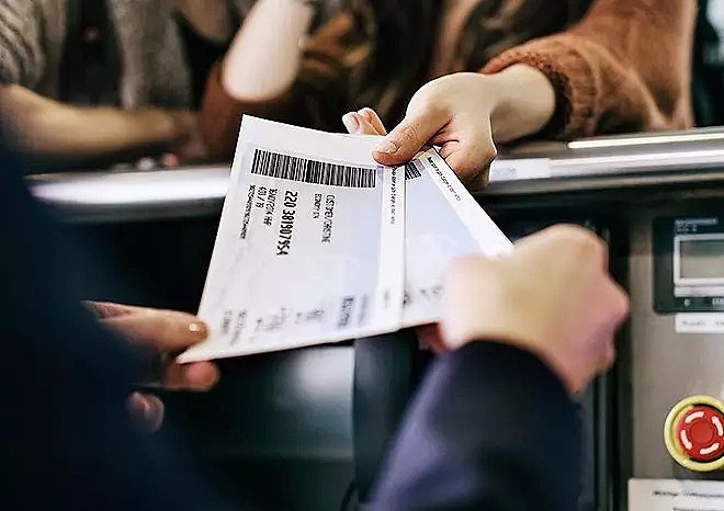 中国学生从英国回国被套路：机票超售，被迫加价400欧升舱，竟成“自愿”？ - 12