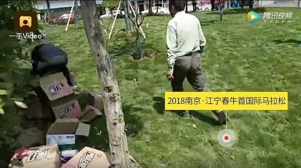 拦都拦不住！村民在马拉松现场疯狂搬物资 :别人拿 我也拿(组图/视频) - 4