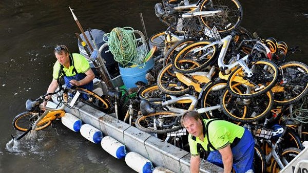 墨尔本Yarra River竟成共享单车“墓地” 政府一次性捞出80辆单车（图） - 3