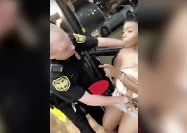 美国黑人女子遭警察暴力逮捕， 反抗中被拽上衣“露点”（视频） - 1