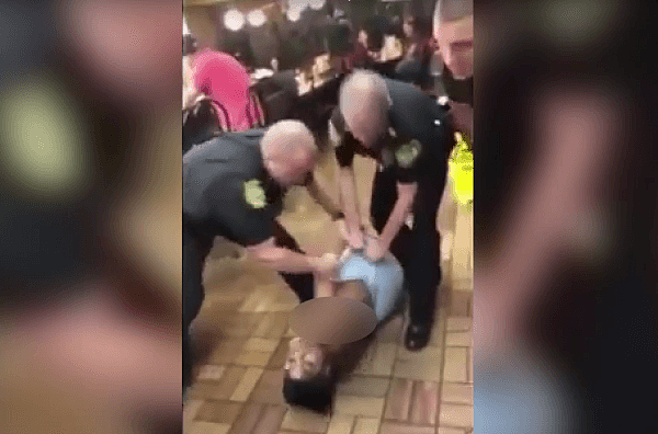 美国黑人女子遭警察暴力逮捕， 反抗中被拽上衣“露点”（视频） - 3