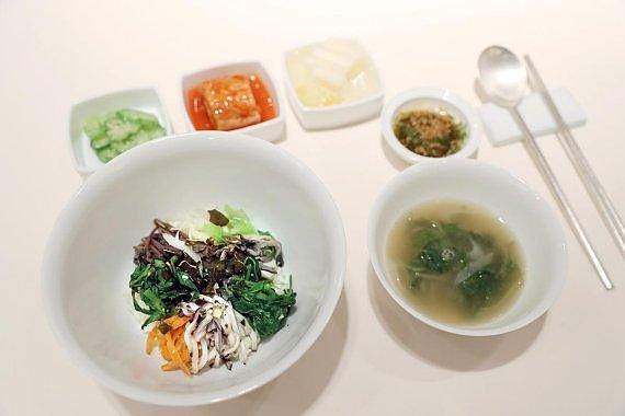 为了朝韩首脑晚宴，韩国从三八线摘了几颗野菜（组图） - 1