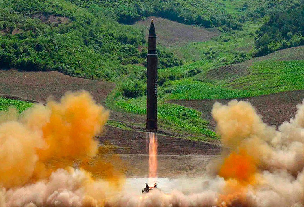 这张照片据称展示了去年朝鲜发射一枚洲际弹道导弹的情景。
