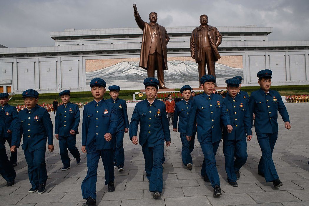 本月朝鲜一个青年团体成员向朝鲜领导人金日成与金正日在平壤的雕像致敬。苏联解体后，美国人曾认为朝鲜也会很快崩溃。