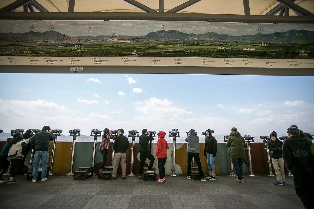 游客在韩国的非军事区眺望朝鲜。