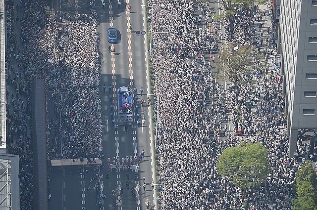 羽生结弦凯旋归乡，10万人围观竟不留下垃圾，原因是... - 15