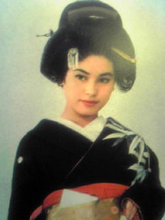 日本艳女的开挂人生：她15岁做艺妓53岁拍全裸写真76岁跳钢管舞，她是一名总统夫人 - 1