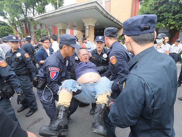 因不满蔡英文？ 台湾“八百壮士”强攻立法院致激烈警民冲突！ 63人遭逮捕   - 4