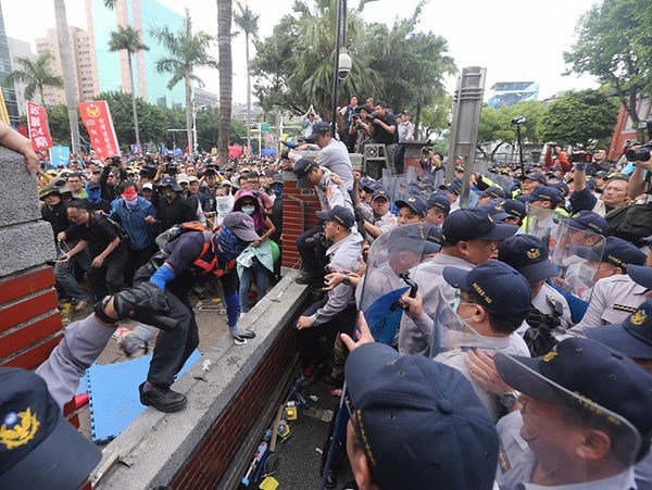 因不满蔡英文？ 台湾“八百壮士”强攻立法院致激烈警民冲突！ 63人遭逮捕   - 5