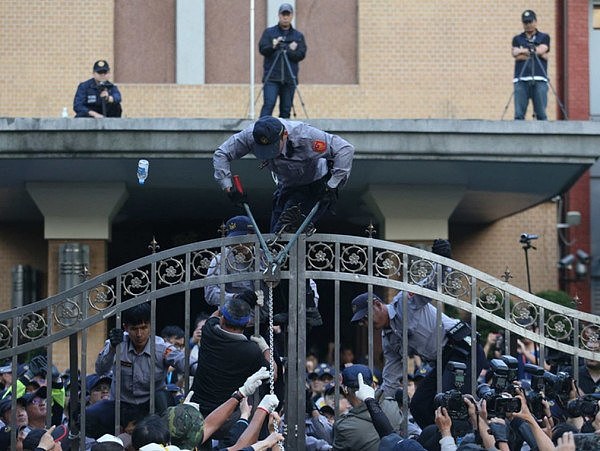 因不满蔡英文？ 台湾“八百壮士”强攻立法院致激烈警民冲突！ 63人遭逮捕   - 7