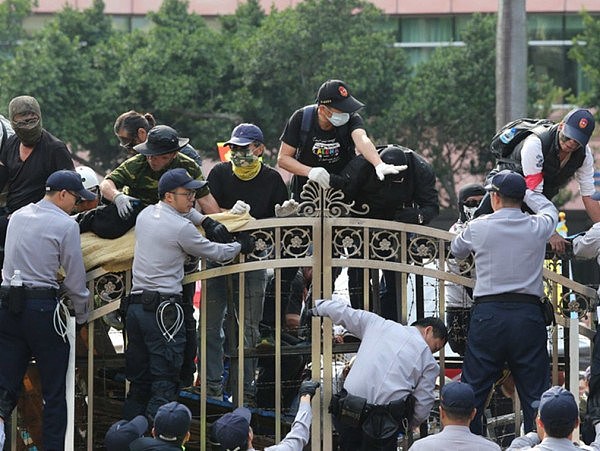 因不满蔡英文？ 台湾“八百壮士”强攻立法院致激烈警民冲突！ 63人遭逮捕   - 8