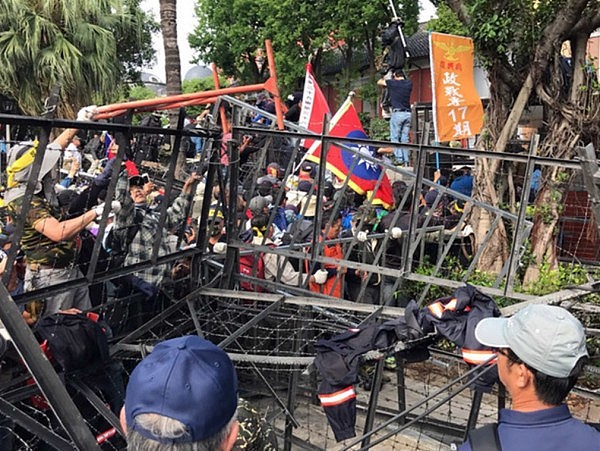 因不满蔡英文？ 台湾“八百壮士”强攻立法院致激烈警民冲突！ 63人遭逮捕   - 10