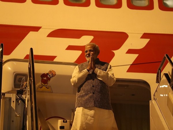 印度总理莫迪抵达武汉 乘坐红旗轿车离开机场（组图） - 2