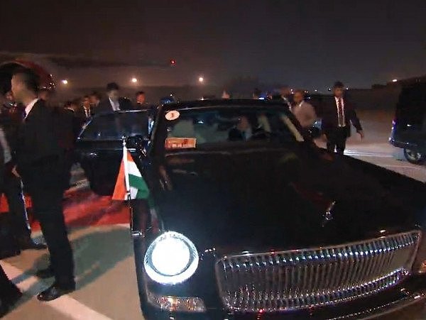 印度总理莫迪抵达武汉 乘坐红旗轿车离开机场（组图） - 5