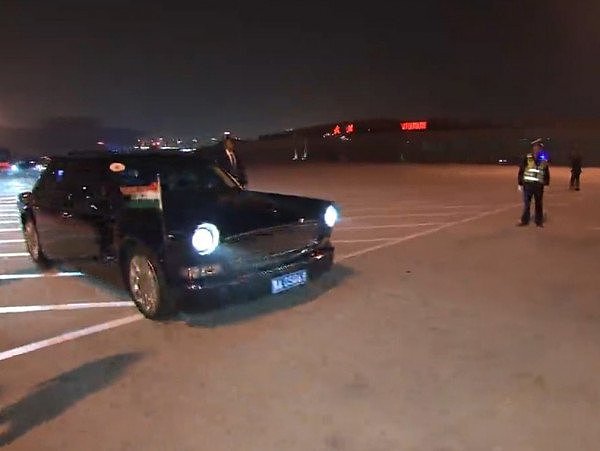 印度总理莫迪抵达武汉 乘坐红旗轿车离开机场（组图） - 6