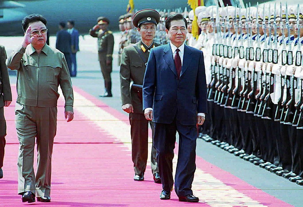 2000年6月，当时的韩国总统金大中（右）飞往平壤与时任朝鲜领导人金正日会谈。在举行会谈之前，韩国曾向朝鲜支付了4.5亿美元。
