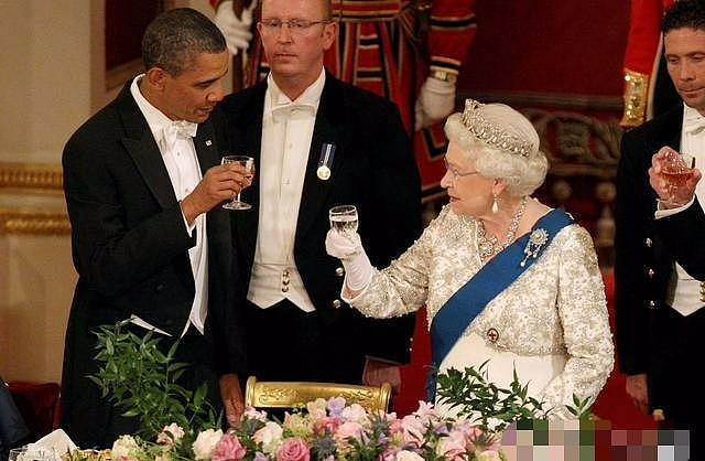 不懂规矩，各国领导人在英女王身上栽跟头，奥巴马夫妇接连出丑！