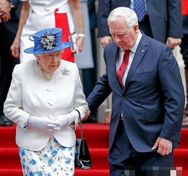 不懂规矩，各国领导人在英女王身上栽跟头，奥巴马夫妇接连出丑！