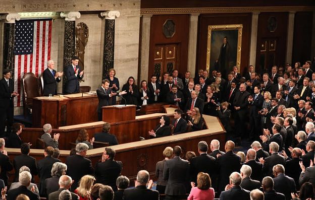 马克龙在美国国会演讲，多次赢得议员们热烈的掌声。