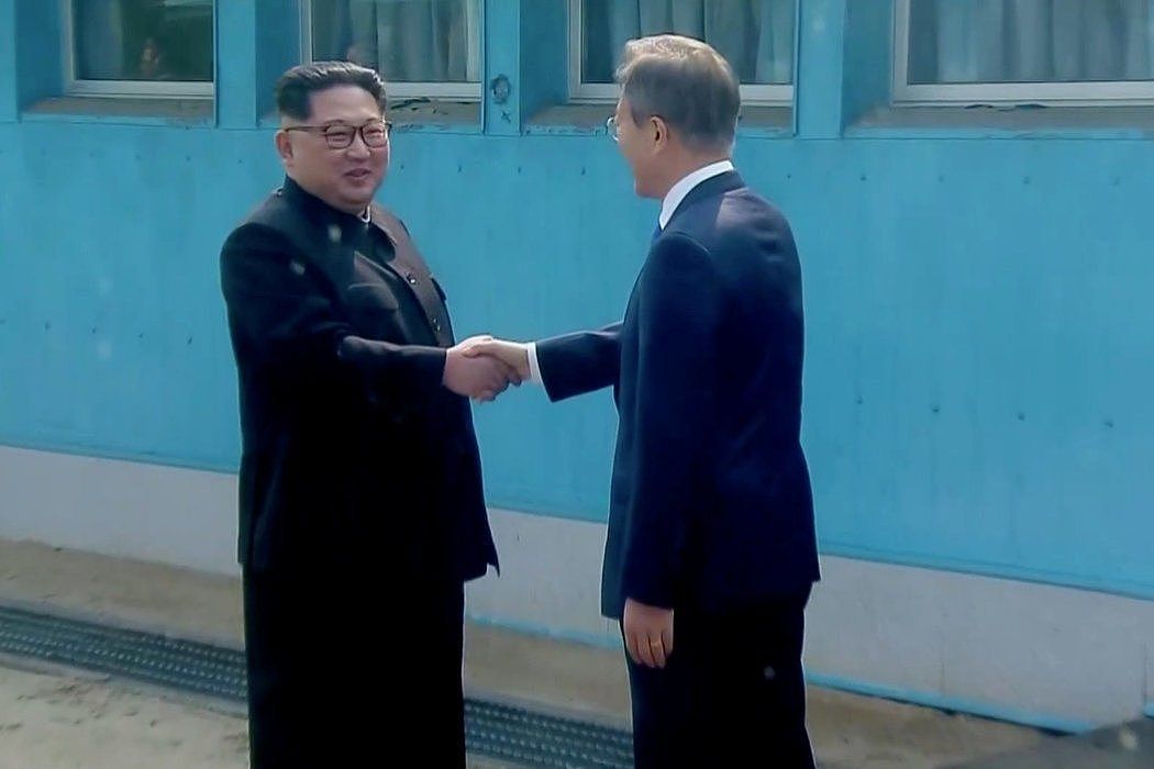 周五，朝韩峰会上，朝鲜领导人金正恩（左）向韩国总统文在寅打招呼。