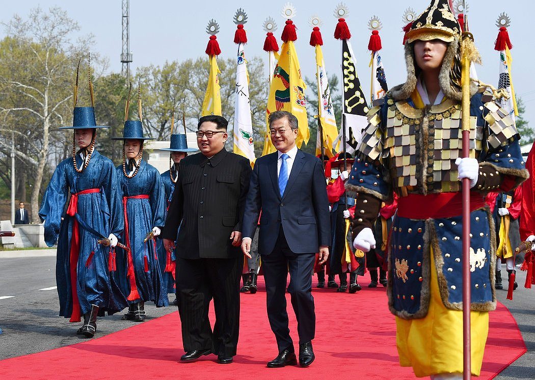 周五，朝鲜领导人金正恩在板门店与韩国总统文在寅见面。两人身边有着穿着19世纪服饰的仪仗队。