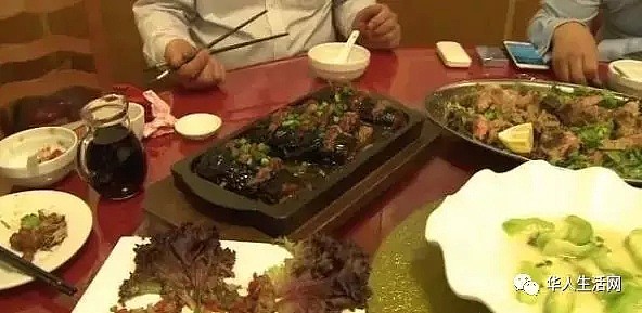 黑人再遭歧视，华人餐馆竟要求他吃饭前干这事 - 1